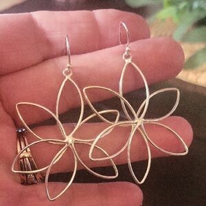 Dangle The Flower Earrings